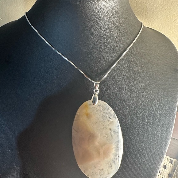 Oval Flower Agate Pendant Necklace - Picture 9 of 12